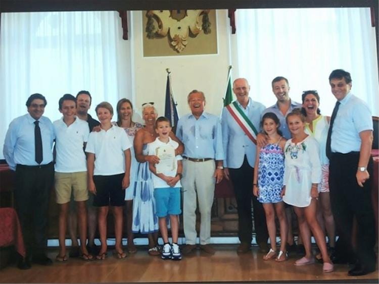 Famiglia austriaca festeggiata in Comune per la fedeltà all'Hotel Flora